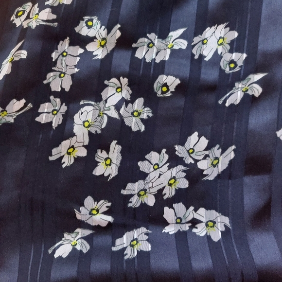 Banana Republic, Medium,Navy Floral Sleeveless Blouse - Picture 5 of 5